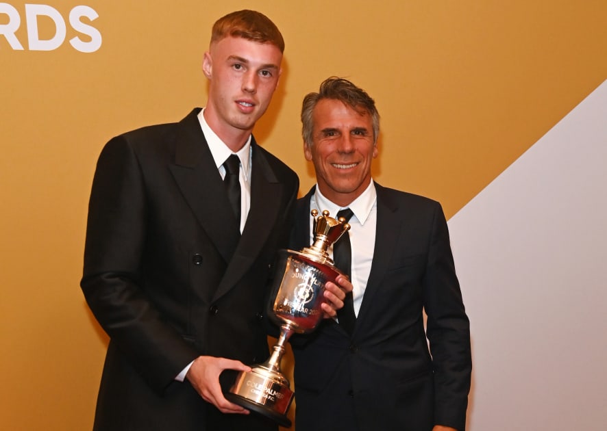 Cole palmer poses for a photo alongside Chelsea legend Gianfranco zola