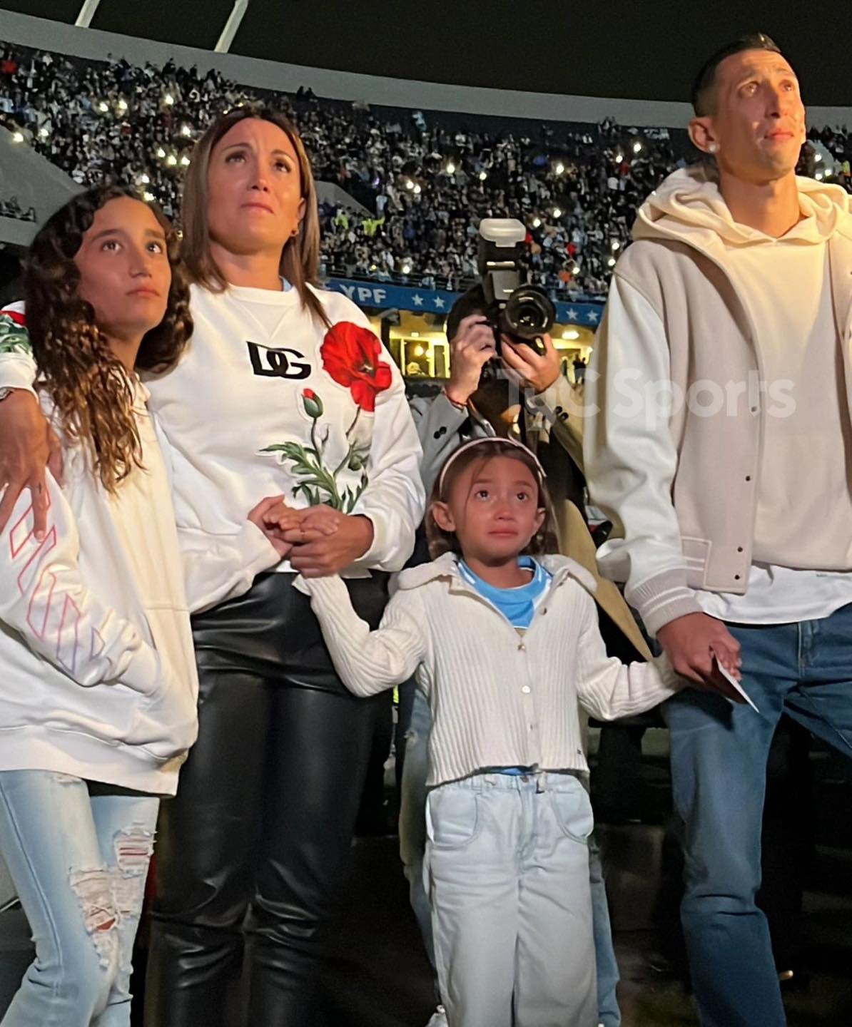 Di Maria and his family emotional during the farewell ceremony