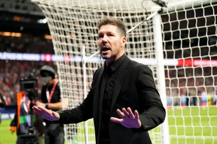 Diego Simeone calming Atletico Madrid Fans From Attacking Courtois during yesterday's Madrid derby