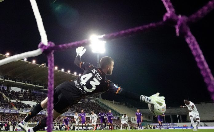 David De Gea saves TWO penalties for Fiorentina against AC-Milan