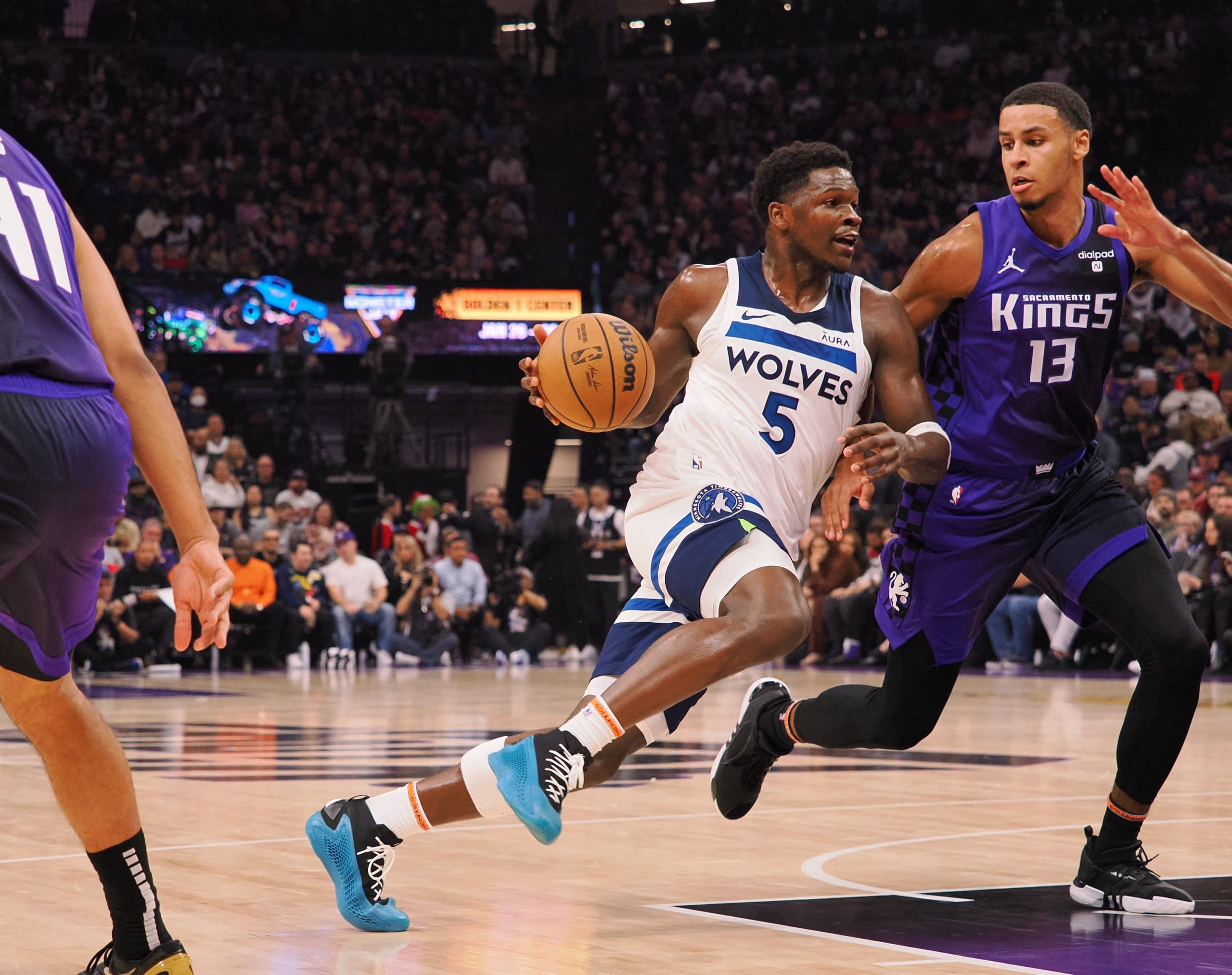 Edwards hits late free throws to lift the Timberwolves past the Kings, 117-115