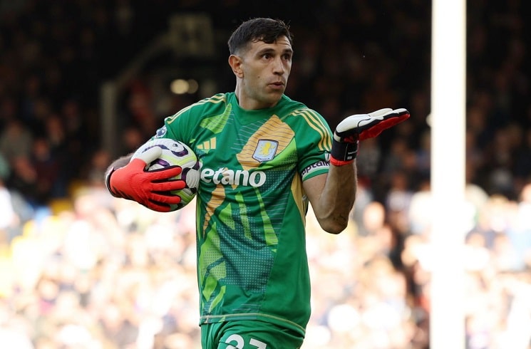 Emiliano Martínez saves a penalty for Aston Villa vs. Fulham