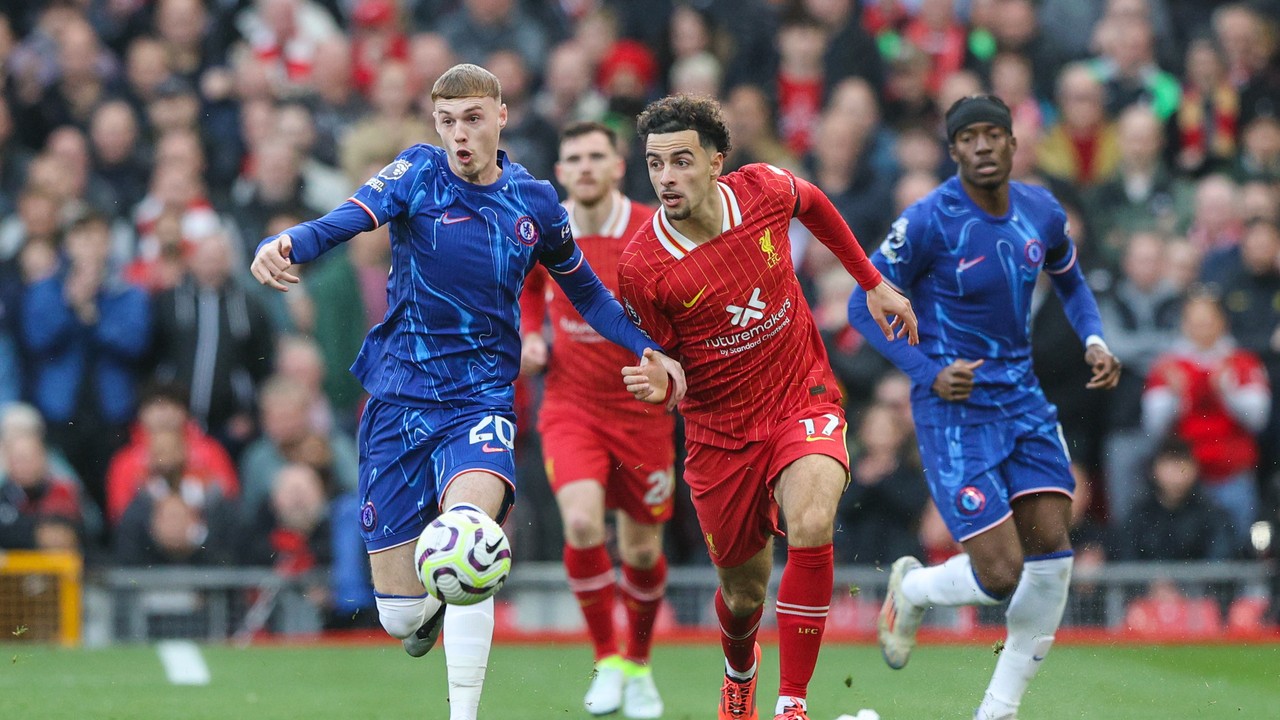 Liverpool star Curtis Jones praised by Arne Slot after handling 'impossible' Cole Palmer task in Chelsea win