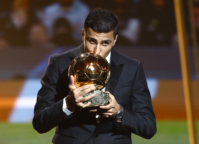 Soccer Football - Ballon d'Or - Theatre du Chatelet, Paris, France - October 28, 2024 Spain's and Manchester City's Rodri with the Ballon d'Or REUTERS/Sarah Meyssonnier