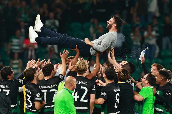 Soccer Football - Champions League - Sporting CP v Manchester City - Estadio Jose Alvalade, Lisbon, Portugal - November 5, 2024 Sporting CP coach Ruben Amorim and players celebrate after the match REUTERS/Pedro Nunes