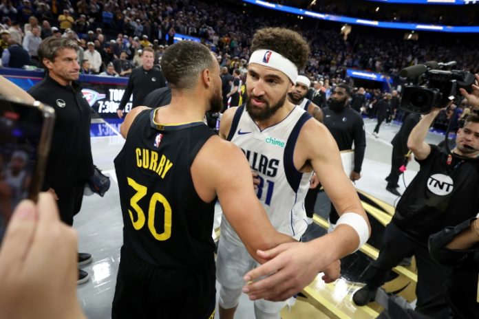 Dallas Mavericks star Klay Thompson (right) hugs former Golden State teammate Curry in his first game back in San Francisco since his departure in July