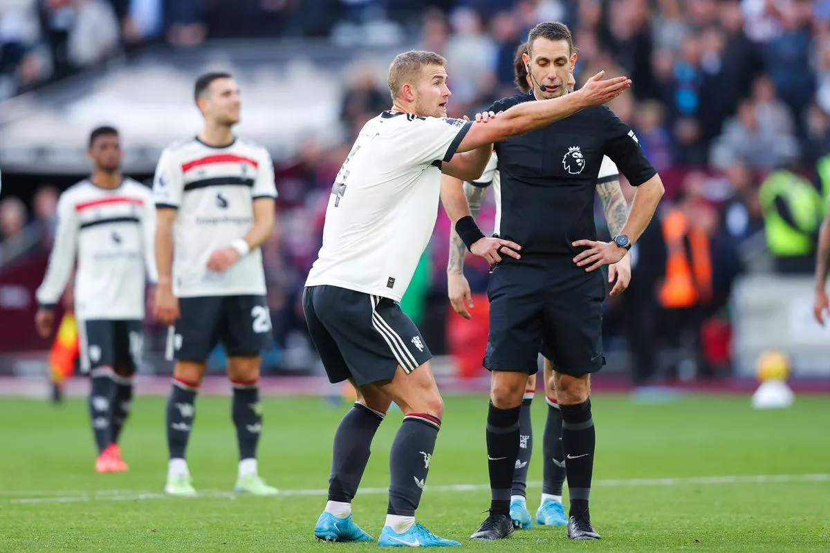 David Coote enraged Manchester United with the decision ( Imag Getty Images)