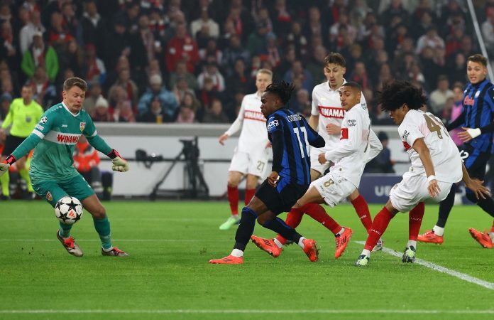 Soccer Football - Champions League - VfB Stuttgart v Atalanta - Stuttgart Arena, Stuttgart, Germany - November 6, 2024 Atalanta's Ademola Lookman scores their first goal REUTERS/Kai Pfaffenbach