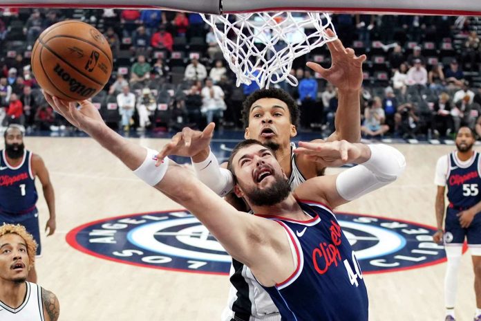 Powell scores 23, Clippers rally from 26-point deficit to beat Spurs 113-104