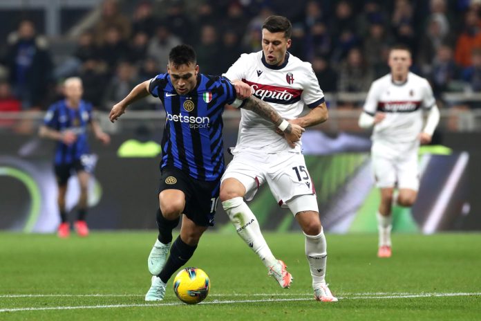 Lautaro Martinez of FC Internazionale is challenged by Nicolo Casale of Bologna during the Serie A match between FC Internazionale and Bologna at Stadio Giuseppe Meazza on January 15, 2025 in Milan, Italy. (Photo by Marco Luzzani/Getty Images)