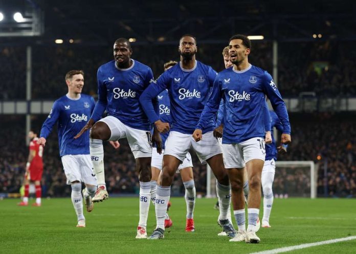 Beto celebrates with teammates after scoring Everton's first goal.Darren Staples / Zuma Press / Profimedia