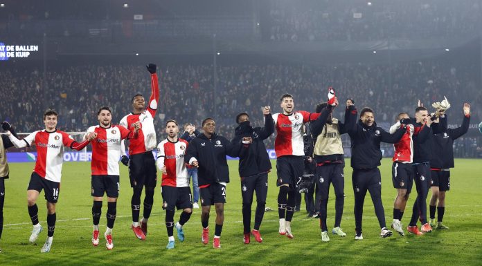 Feyenoord players celebrate the 1-0 victory after the UEFA Champions League play-off match between Feyenoord and AC Milan at Feyenoord Stadion de Kuip on February 12, 2025 in Rotterdam, Netherlands.