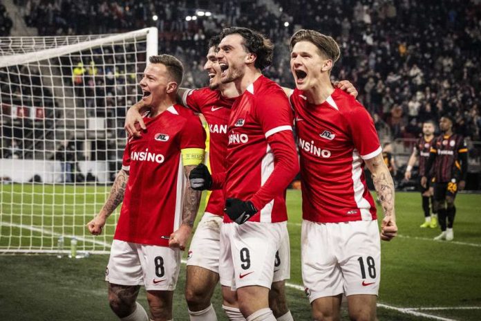 AZ Alkmaar players celebrate following a dominating 4-1 first leg win over 1 man less Galatassary: OLAF KRAAKANP/ AFP