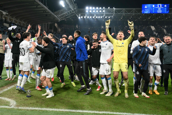 Club Brugge's players celebrate after winning at the end of the UEFA Champions League knockout phase play-off 2nd leg football match between Club Brugge KV and Atalanta at the Stadio di Bergamo in Bergamo on February 18, 2025. (Photo by Alberto PIZZOLI / AFP)