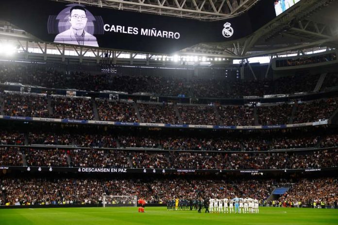 Fans and players at the Santiago Bernabeu pay their respects to Barcelona's team doctor Carles Minarro on Sunday:Reuters / Susana Vera