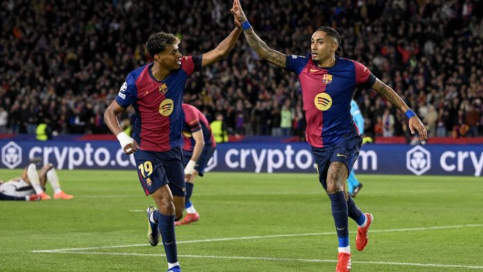 Barcelona's Brazilian forward Raphinha (R) celebrates with Lamine Yamal after scoring his team's third goal © Josep LAGO / AFP