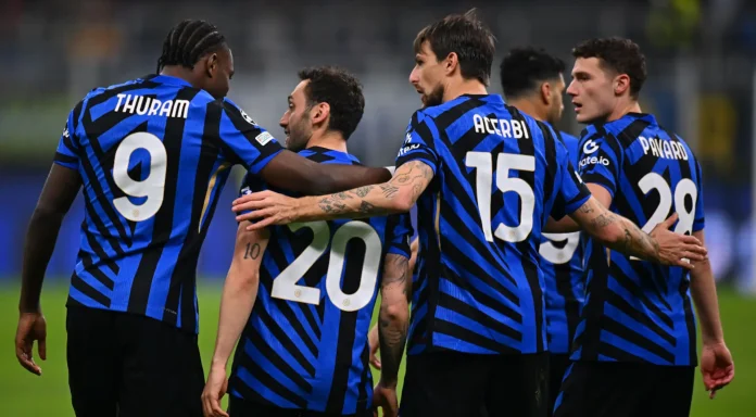 Inter Milan’s Turkish midfielder #20 Hakan Calhanoglu (2nd L) celebrates with teammates after scoring a penalty kick for his team’s second goal: (Photo by Isabella BONOTTO / AFP)