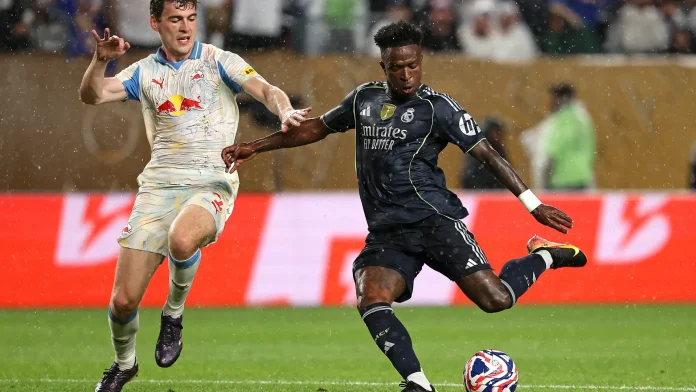 Real Madrid's Brazilian forward Vinicius Junior, right, scores his team's first goal during the FIFA Club World Cup 2025 Group H match against Austria's Salzburg [Franck Fife/AFP]