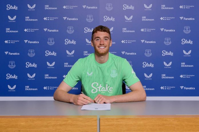 everton signs mark travers