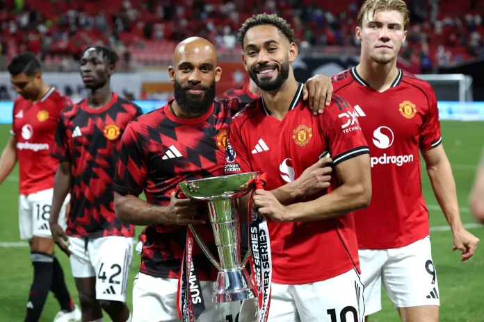 Man United's two new signings Mbeumo and Cunha show off the trophyCredit: Getty
